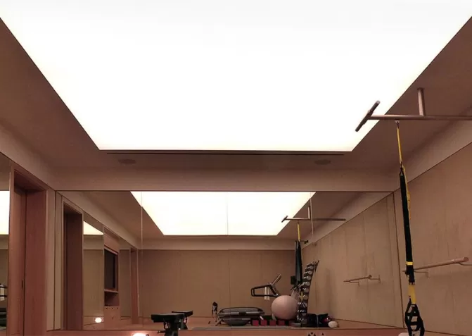 Натяжные потолки с подсветкой 