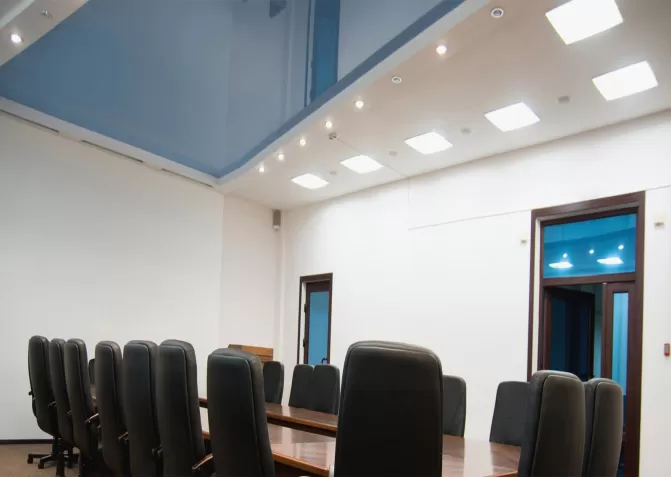 Установка цветных натяжных потолков